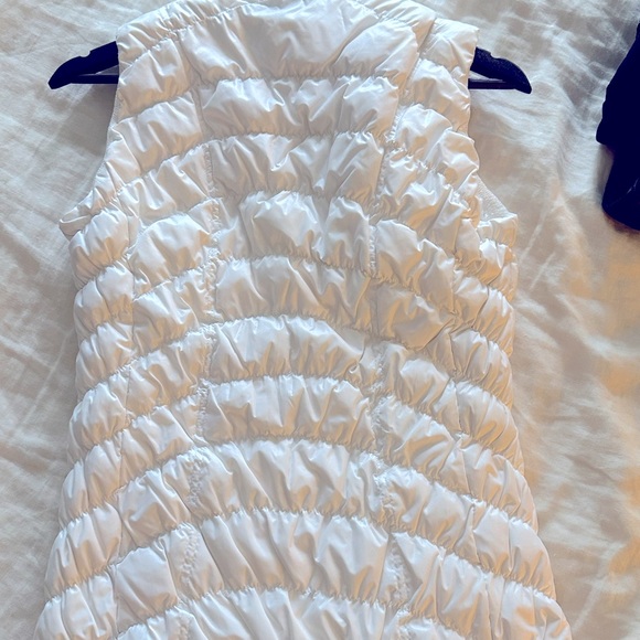 Bright white Athleta vest. No flaws or stains. Size small - Picture 2 of 4